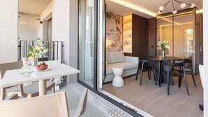 Ein modernes Interieur mit Essbereich, einer Couch und einer Glastrennwand.