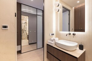 Đồ dùng nhà tắm miễn phí, máy sấy tóc, khăn tắm, giấy vệ sinh 