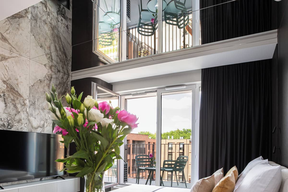 Ein modernes Wohnzimmer mit Glastisch, Sofa und Flachbildfernseher.