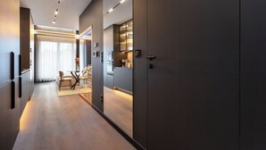 Eine moderne Küche mit Essbereich, einem großen Spiegel und Holzboden.