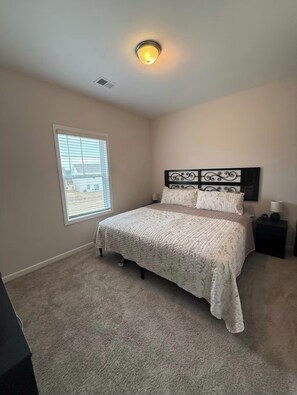 3 habitaciones, tabla de planchar con plancha, wifi y ropa de cama