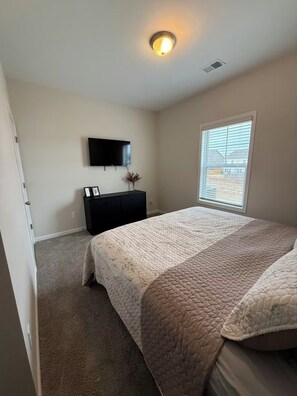 3 habitaciones, tabla de planchar con plancha, wifi y ropa de cama
