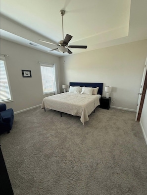 3 habitaciones, tabla de planchar con plancha, wifi y ropa de cama