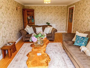 Cottage | Living area - Rowan Cottage (Boston)