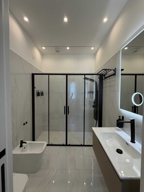 Habitación de lujo con 1 cama doble o 2 individuales, baño privado | Baño | Secador de pelo, zapatillas, toallas y jabón