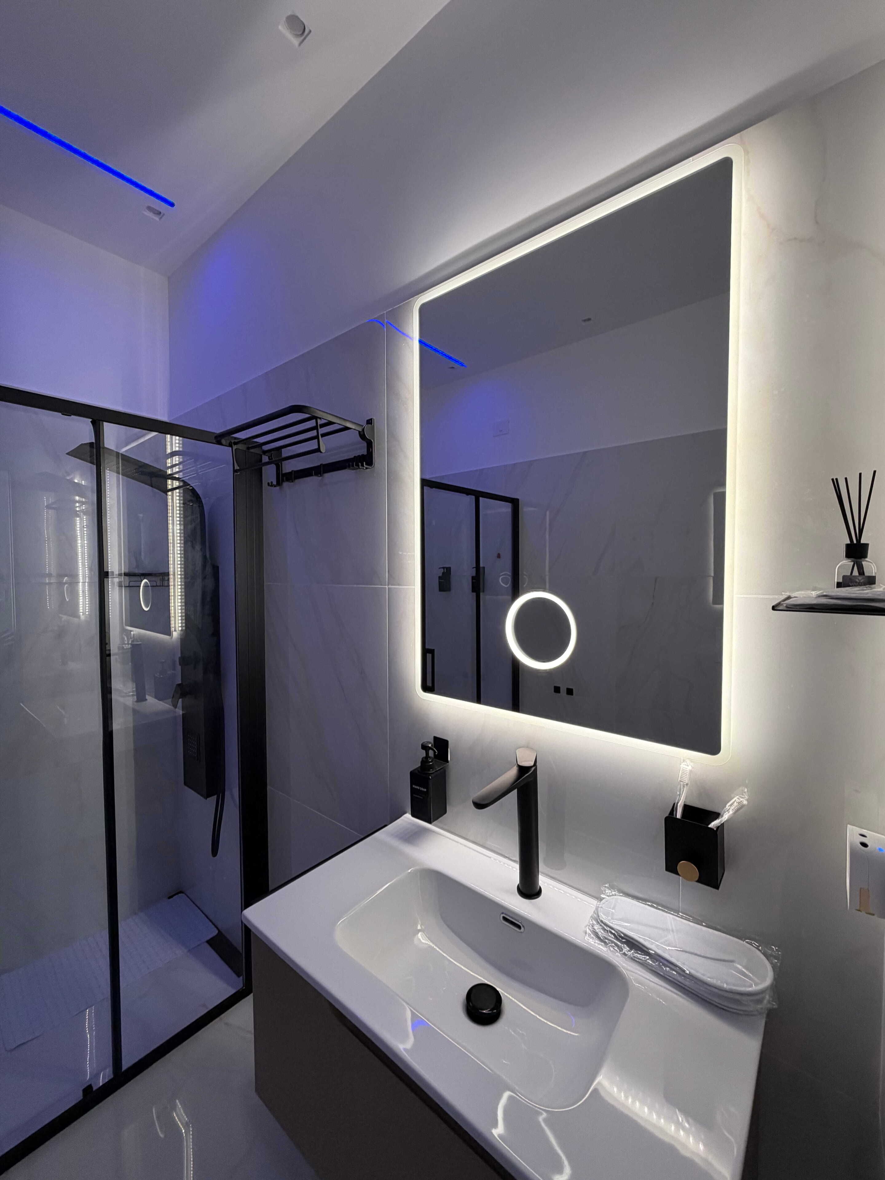 Chambre Luxe Double ou avec lits jumeaux, salle de bains privée | Salle de bain | Sèche-cheveux, chaussons, serviettes fournies, savon