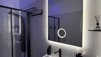 Camera Luxury con letto matrimoniale o 2 letti singoli, bagno privato | Bagno | Asciugacapelli, pantofole, asciugamani, sapone