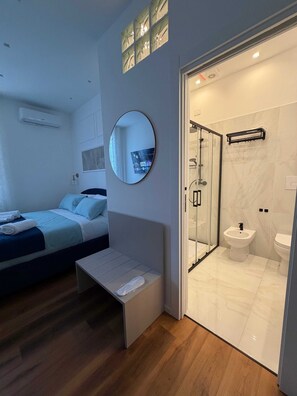 Habitación estándar con 1 cama doble o 2 individuales, baño privado | Baño | Secador de pelo, zapatillas, toallas y jabón