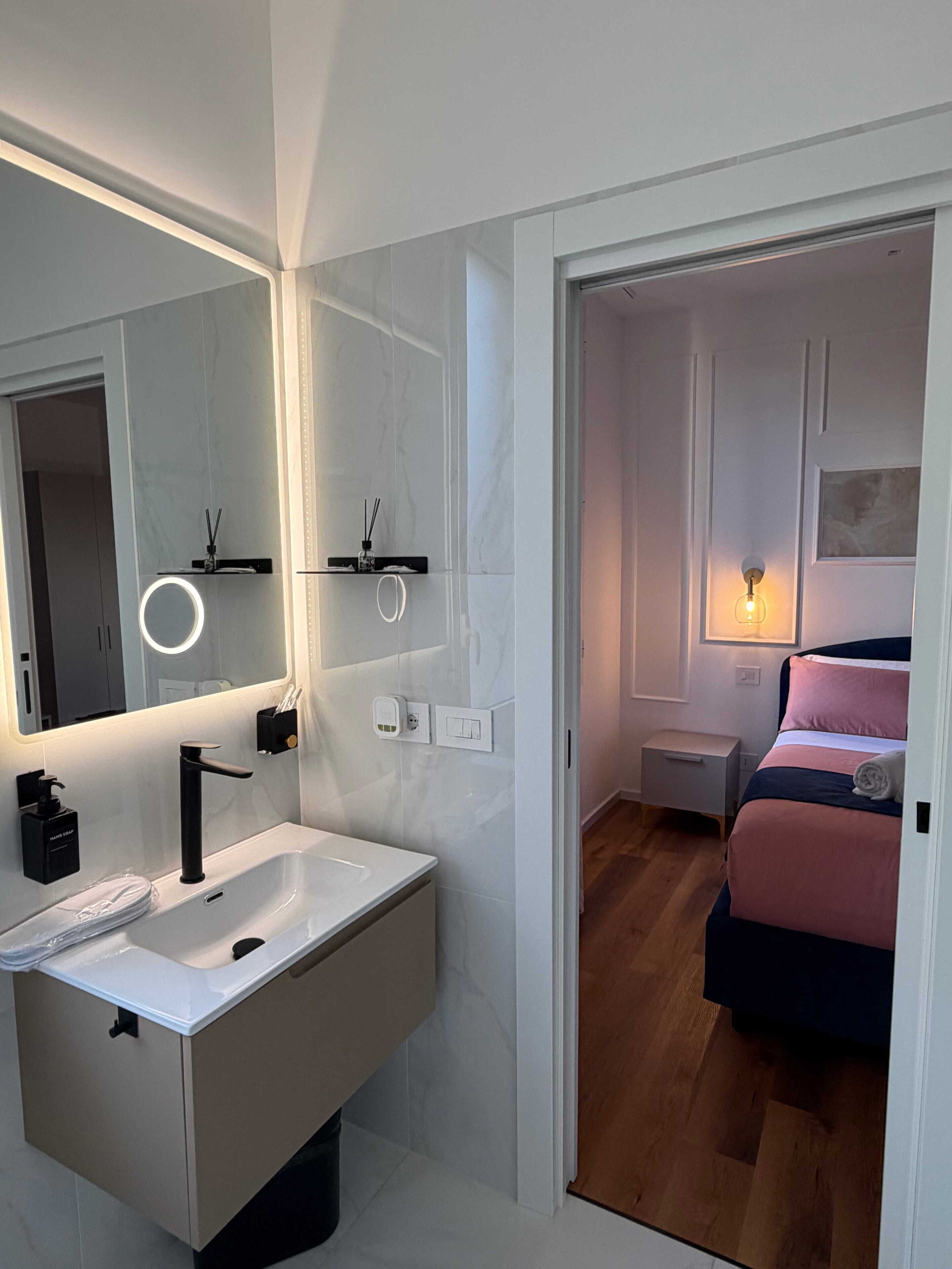 Camera Superior con letto matrimoniale o 2 letti singoli, bagno privato | Bagno | Asciugacapelli, pantofole, asciugamani, sapone
