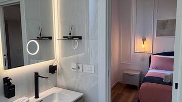 Camera Superior con letto matrimoniale o 2 letti singoli, bagno privato | Bagno | Asciugacapelli, pantofole, asciugamani, sapone