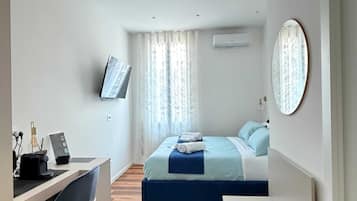 Camera Standard con letto matrimoniale o 2 letti singoli, bagno privato | Una cassaforte in camera, una scrivania, postazione laptop