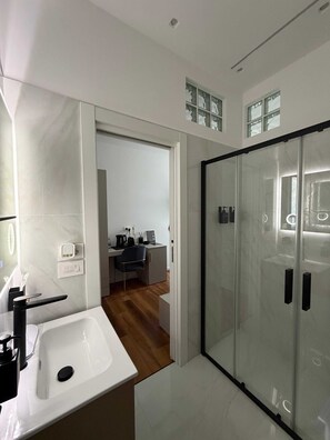 Habitación estándar con 1 cama doble o 2 individuales, baño privado | Baño | Secador de pelo, zapatillas, toallas y jabón