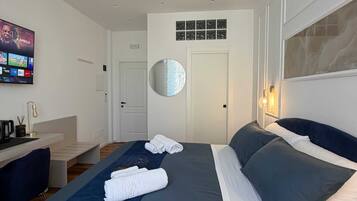 Camera Luxury con letto matrimoniale o 2 letti singoli, bagno privato | Una cassaforte in camera, una scrivania, postazione laptop