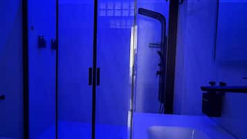 Luxury-Doppel- oder -Zweibettzimmer, eigenes Bad | Badezimmer | Haartrockner, Hausschuhe, Handtücher, Seife