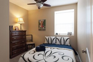 3 habitaciones, escritorio y tabla de planchar con plancha