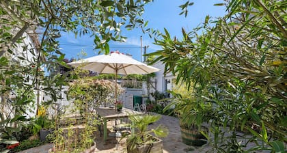 La Caravelle - Courteline Guest Room with Shared Terrace and Wi-Fi