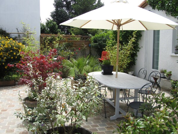 Outdoor dining - La Caravelle - Courteline Guest Room with Shared Terrace and Wi-Fi (Saint-Herblain)