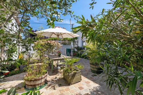 Jules Verne - Courteline Guest Room with Shared Terrace and Wi-Fi