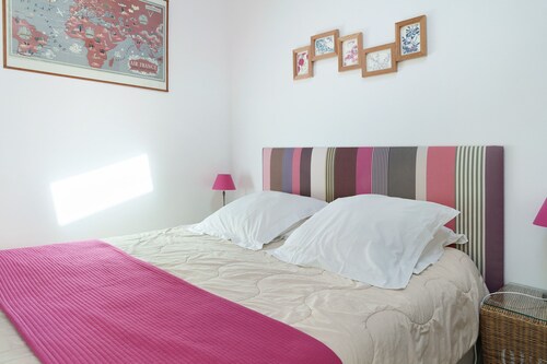 Jules Verne - Courteline Guest Room with Shared Terrace and Wi-Fi