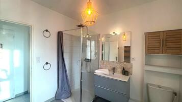 Sèche-cheveux, serviettes fournies, savon, papier toilette