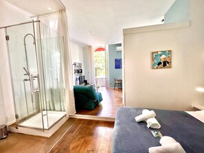 Een strijkplank/strijkijzer, gratis wifi, beddengoed