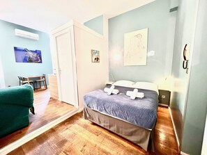 Een strijkplank/strijkijzer, gratis wifi, beddengoed