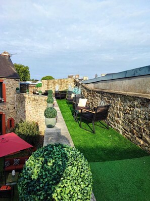 Outdoor dining - Bed and breakfast Les Carmélites - La Campagne (Guingamp)