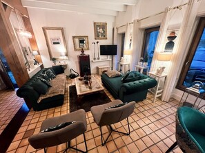 Living area - Vrbo Property (Guingamp)