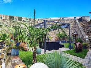 Outdoor dining - Vrbo Property (Guingamp)