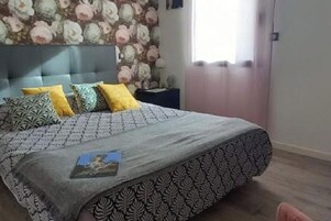 Chambre Confort, 1 grand lit, salle de bains commune, vue jardin