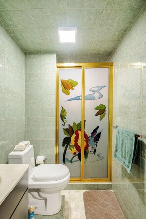 Doccia, asciugamani, sapone, shampoo