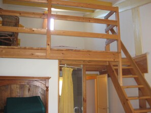 2 bedrooms, iron/ironing board, WiFi