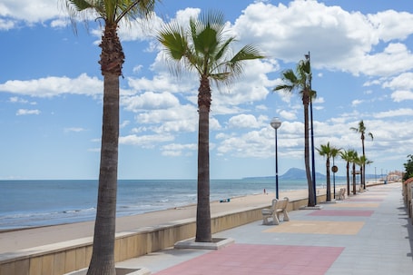 Beach nearby. Holiday Home 'Villa Miramar Beach' with Mountain View, Wi-Fi and Air Conditioning