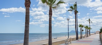 Holiday Home 'Villa Miramar Beach' with Mountain View, Wi-Fi and Air Conditioning