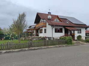 Exterior - Nice cozy apartment on the ground floor of a detached house, terrace, parking space. (Rheinau)