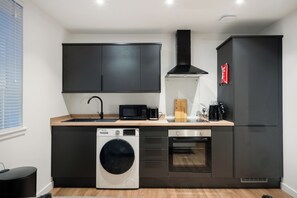 Refrigerador, microondas, tetera eléctrica y tostadora 