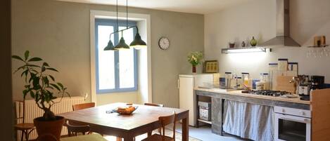 Réfrigérateur, four, plaque de cuisson, cafetière/bouilloire