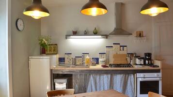 Fridge, oven, stovetop, coffee/tea maker