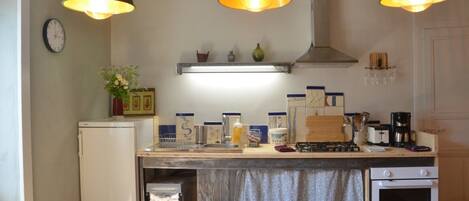 Fridge, oven, stovetop, coffee/tea maker