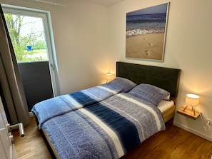 2 bedrooms, travel crib, WiFi (free)