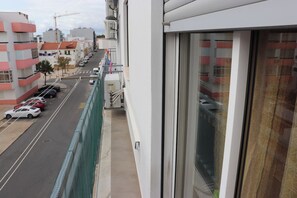 Eine Wohnstraße mit parkenden Autos und Gebäuden.