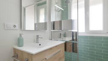 Een douche, handdoeken