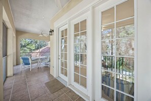 Outdoor dining - San Remo Dr Beauty ~ 3BR 3BA at Summer Beach (Nassau County)