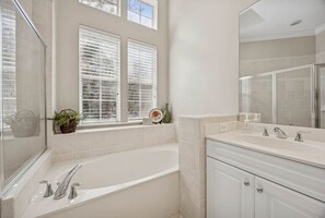 Shower, hair dryer, towels, soap - San Remo Dr Beauty ~ 3BR 3BA at Summer Beach (Nassau County)