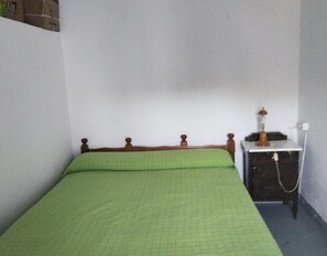 1 bedroom, bed sheets