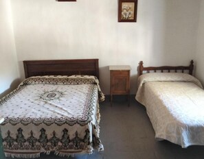 1 bedroom, bed sheets