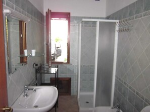 Shower, hair dryer, towels - Casa Claudia Holiday Home Porto Pino (Is Potettus)