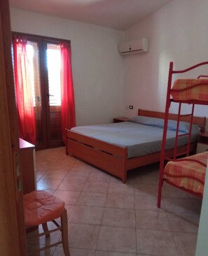 2 bedrooms, bed sheets - Casa Claudia Holiday Home Porto Pino (Is Potettus)