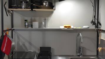 Fridge, oven, stovetop, coffee/tea maker