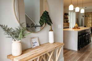Interior - Driftwood Beach House - Hot Tub Sauna Family (Rockaway Beach)